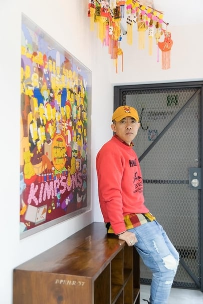 NIGO®於KAWS作品《THE KAWS ALBUM》前合影。此作是NIGO®委託KAWS於2005年創作。（蘇富比提供）