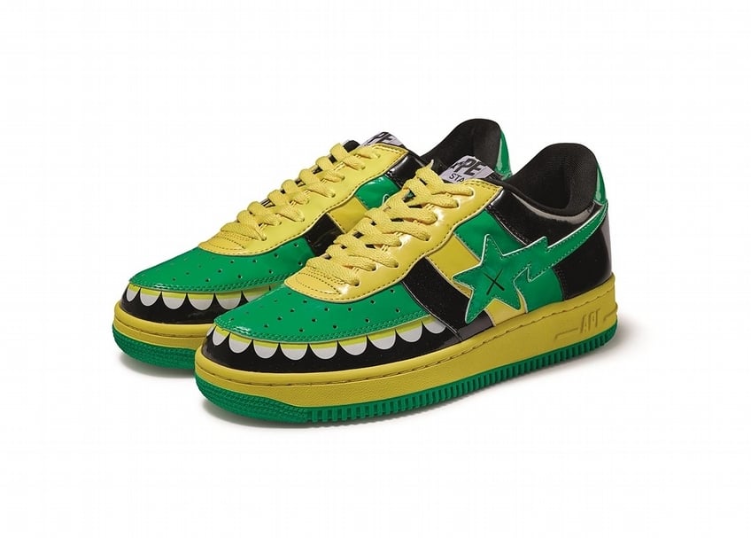 BAPE x KAWS《 BAPESTA FS-029 KAWS Chompers（ ii. 綠 / 黑）》，皮革及橡膠，2006， 每對尺寸：9 US 估價： 1,000 - 1,500港元 （蘇富比提供）