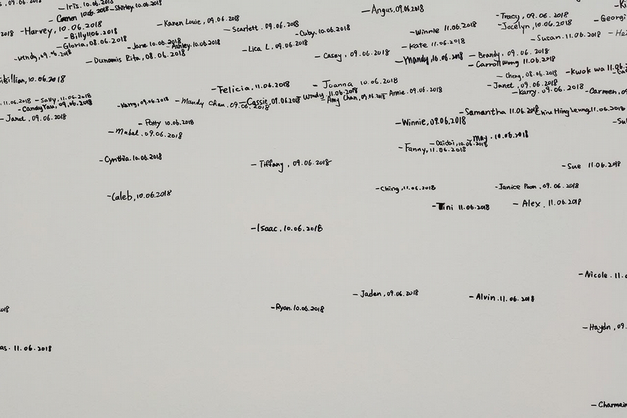 「拆棚」展覽中羅曼.昂達克(Roman Ondak)的作品《量度宇宙》(Measuring the Universe),導覽員會主動詢問觀眾要不要在牆上寫上你的身高高度,牆身隨即變成個人/集體的肖像,和「到此一遊」的痕跡。(大館當代美術館提供)