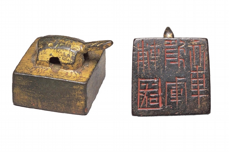 魏晉〈輔國將軍章〉。本件作品採斜角構圖，樹石則為馬夏風貌，人物描摹精細，動態寫實，用「釘頭鼠尾描」筆法，畫畫中的旌旗、人物衣著等，自然生動。（國立故宮博物院提供）