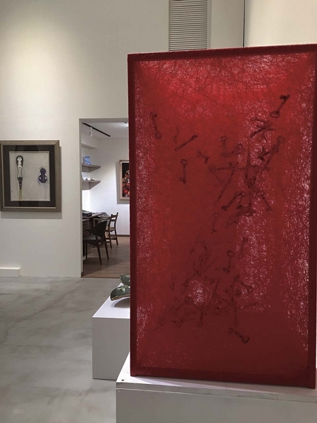 塩田千春《State of Being (Keys)》，鐵架、紅線、老鑰匙，80×45×45cm，2017。（攝影／林亞偉）