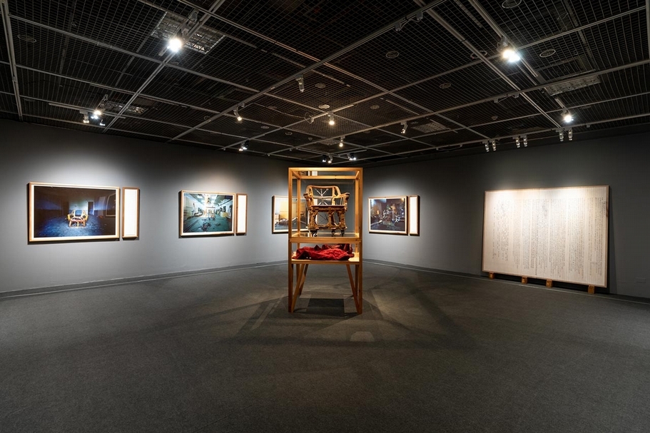 葉偉立《仙跡》（Divinity Trace），攝影、椅子、物件，尺寸因空間而異， 2009年迄今。（台北當代藝術館提供）