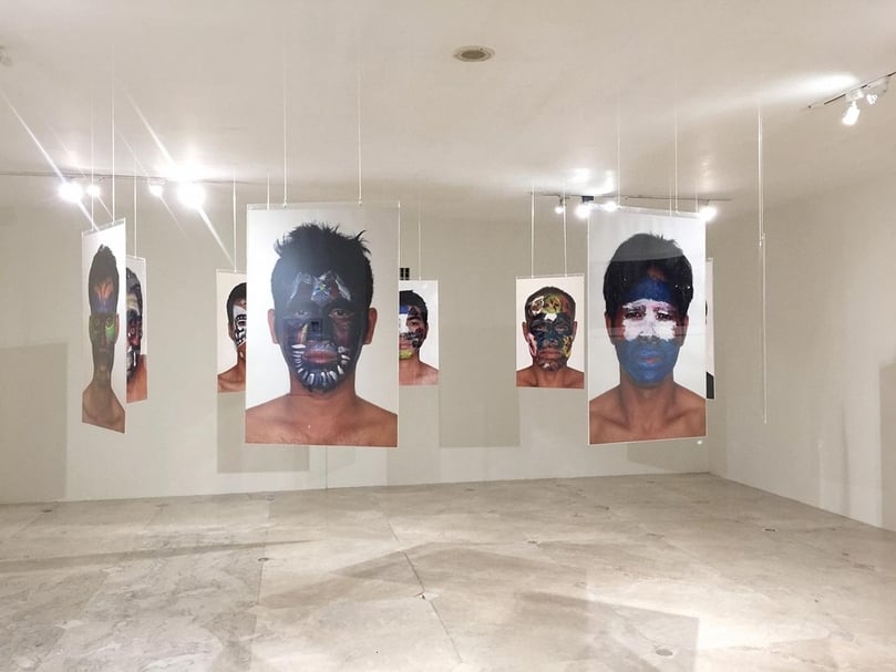 烏茲．里諾 （Vuth Lyno）《透瑪達》系列（Thoamada Series），這件作品是從藝術家與九位男男間性行為者(MSM)所共同參與的密集工作坊所發展出來，參與者在這兩天分享彼此的故事，在LGBT社群中建立了一個既私密又公共的對話關係。（台北當代藝術館提供））