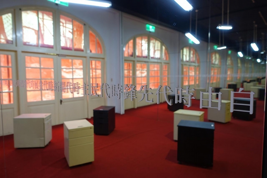 2018年台北當代藝術館「穿越–正義：科技＠潛殖」展覽，展於入口形象區的書寫公廠作品《南榕的二三事》。（台北當代藝術館提供）