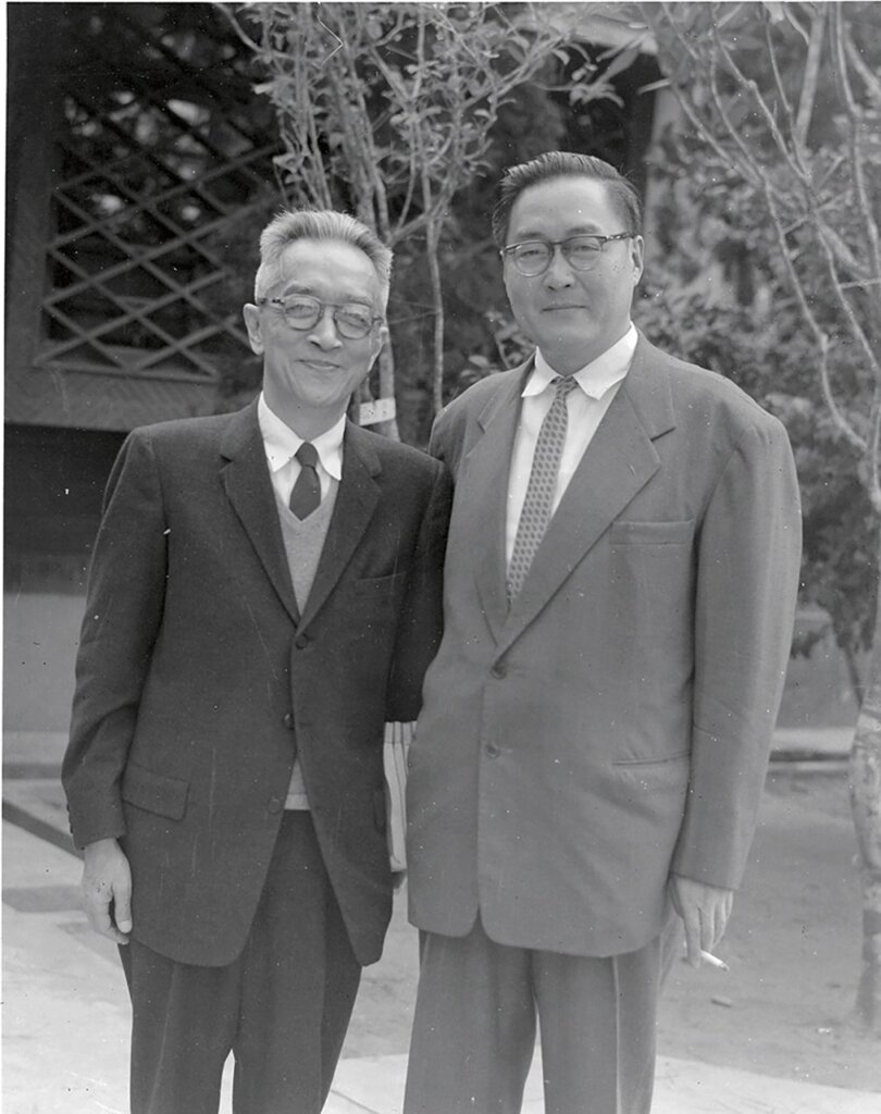 孔德成與胡適攝於台中霧峰北溝。