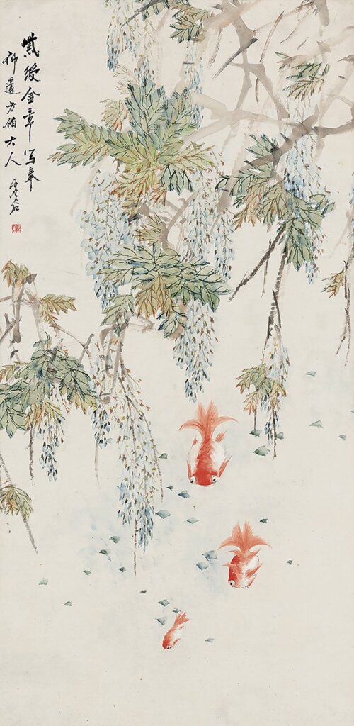 虛谷〈紫藤金魚〉，設色紙本立軸，135×66公分。©北京故宮博物院。