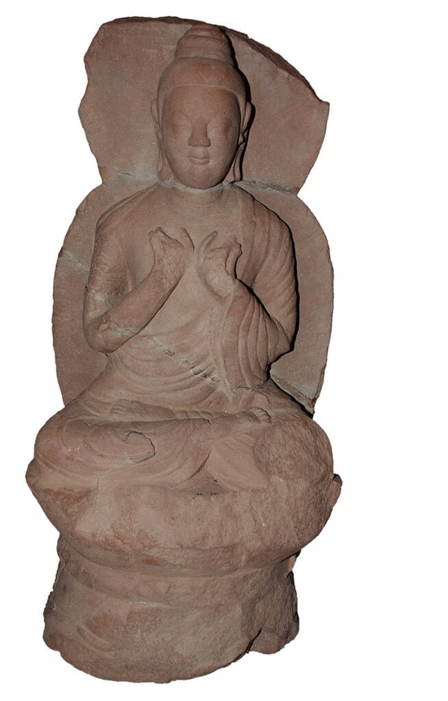 唐南詔〈石雕釋迦牟尼坐像〉，殘高62公分，寬30公分，巍山縣博物館藏。