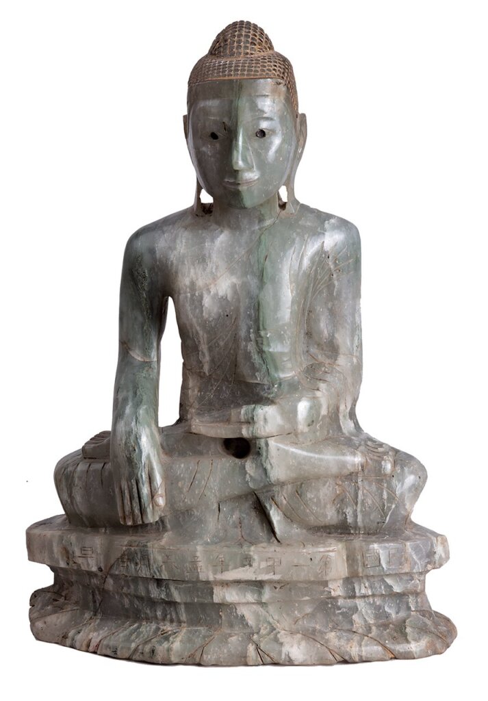 民國南甸宣撫使司供養〈翡翠佛〉，通高49公分，盈江縣文物管理所藏。