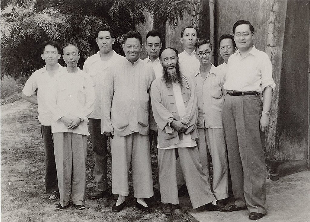 孔德成、莊嚴(右二)、張大千(右三)與李炳南(左二)等攝於北溝。