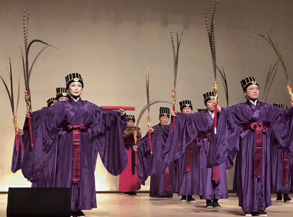 紀念會現場有祭孔佾舞改編成的雅樂舞演出。
