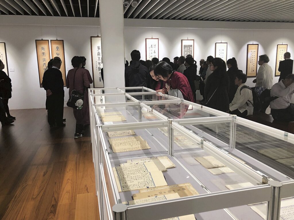 導覽人員正介紹孔德成的書法作品。