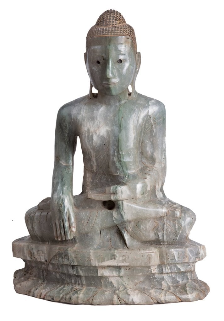民國第一甲子年(1924),雲南南甸宣撫使供養的〈翡翠佛像〉,盈江縣文物管理所藏。