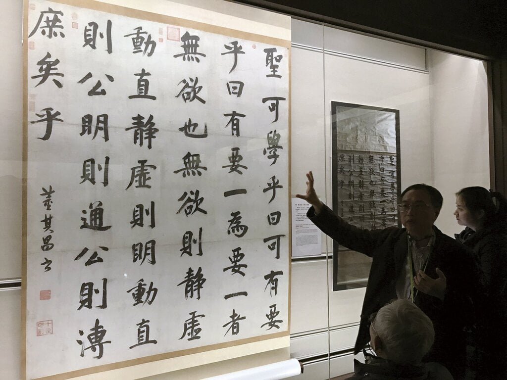 董其昌〈周子通書〉為院藏畫家最大尺幅書法,展出前的修復過程也透過短片呈現在觀眾面前。