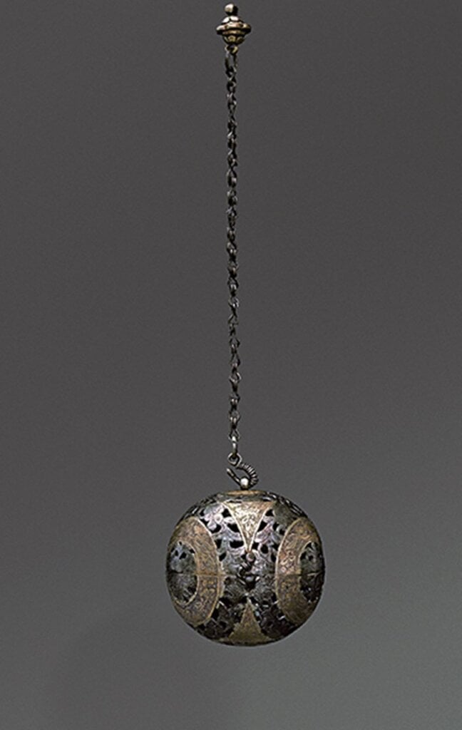 〈銀鎏金花鳥紋香囊〉，香港中大文物館「錯彩鏤金」展展品。