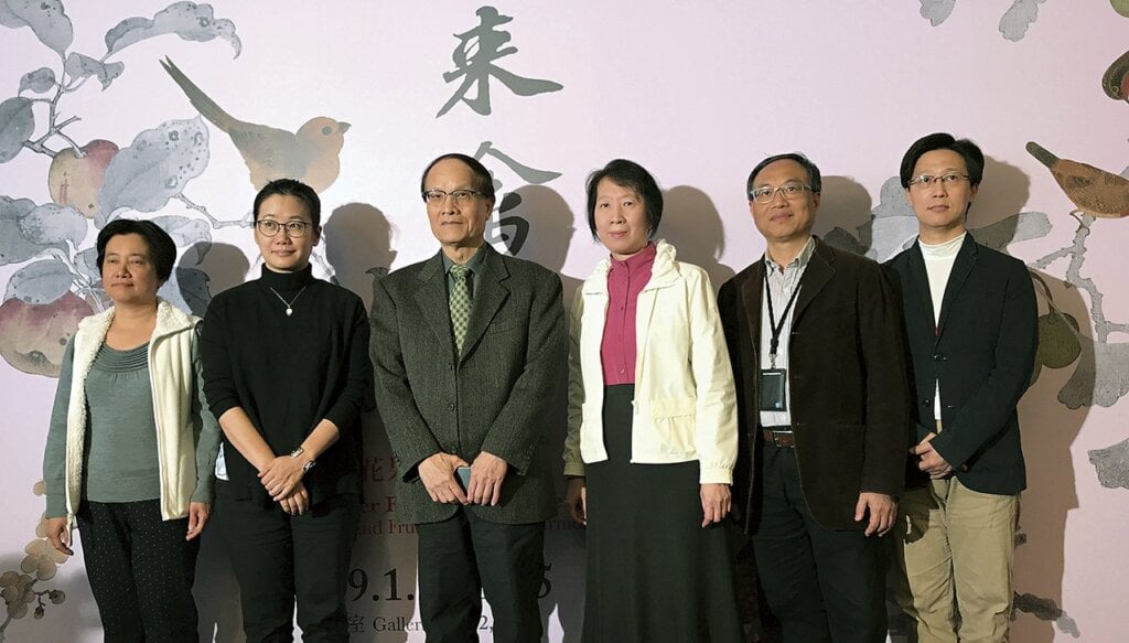 年初故宮記者會上,時任國立故宮博物院院長陳其南、策展人與書畫修復師合影。左起為書畫處助理研究員許文美及邱士華、陳其南、書畫處處長劉芳如、登錄保存處研究員洪順興及書畫處助理研究員方令光。