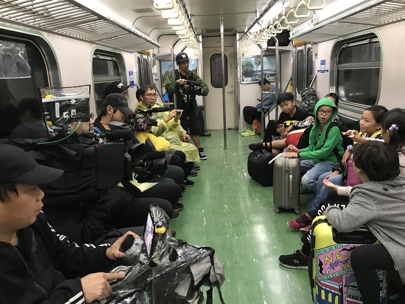 以大眾運輸作為移動工具時，有限的空間加上車廂晃動都會影響拍攝，這時就要靠攝影師的功力啦！
