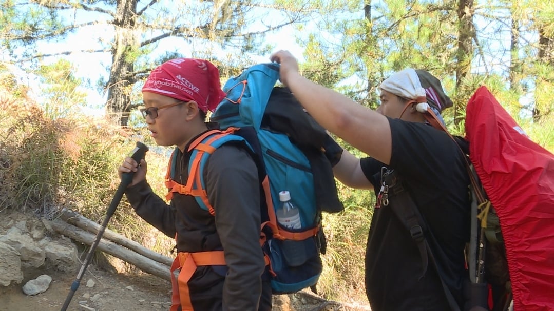 登山任務對孩子是一大挑戰，對攝影團隊更是大考驗。除了要邊扛著攝影器材爬山，也要兼顧拍攝鏡頭的美感，真的很辛苦呢！這時候暫時用不到的腳架、燈具等器材，就必須另外再請高山協作員(挑夫)來幫忙揹了！