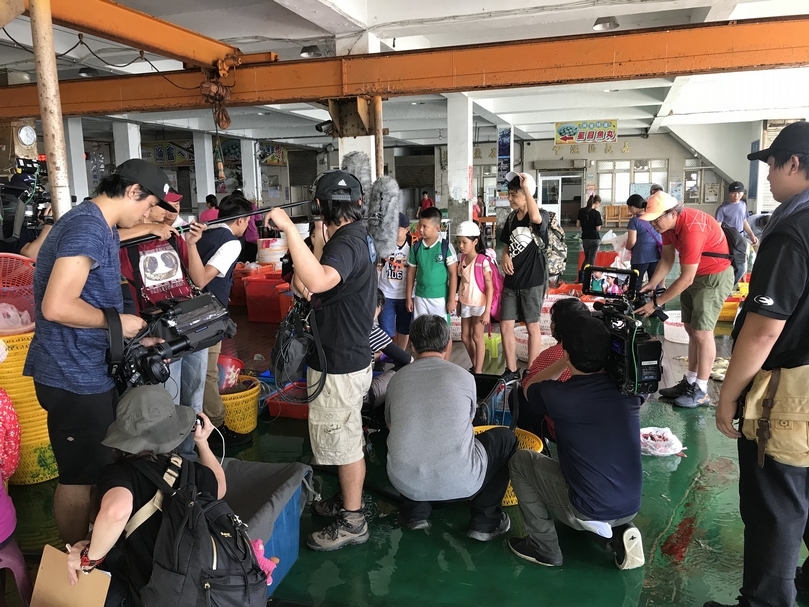 在嘉義東石魚市場，出動了六台攝影機器、兩位成音師，跟拍六位小小背包客，這麼大陣仗就是為了要捕捉到精彩的瞬間！