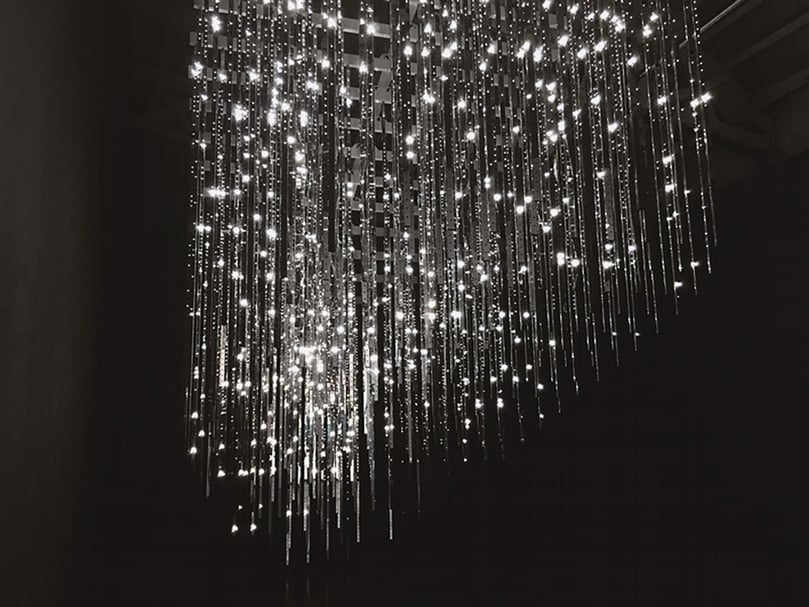 Leo Villareal《Ellipse》.LED,不鏽鋼.535.3×323.2×624.2 cm.2017。(本刊資料室)