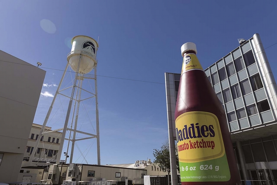 藝術家麥卡錫（Paul McCarthy）在2007年創作、高達18米的充氣雕塑《Daddies Tomato Ketchup Inflatable》。（Frieze New York & Frieze Los Angeles提供）