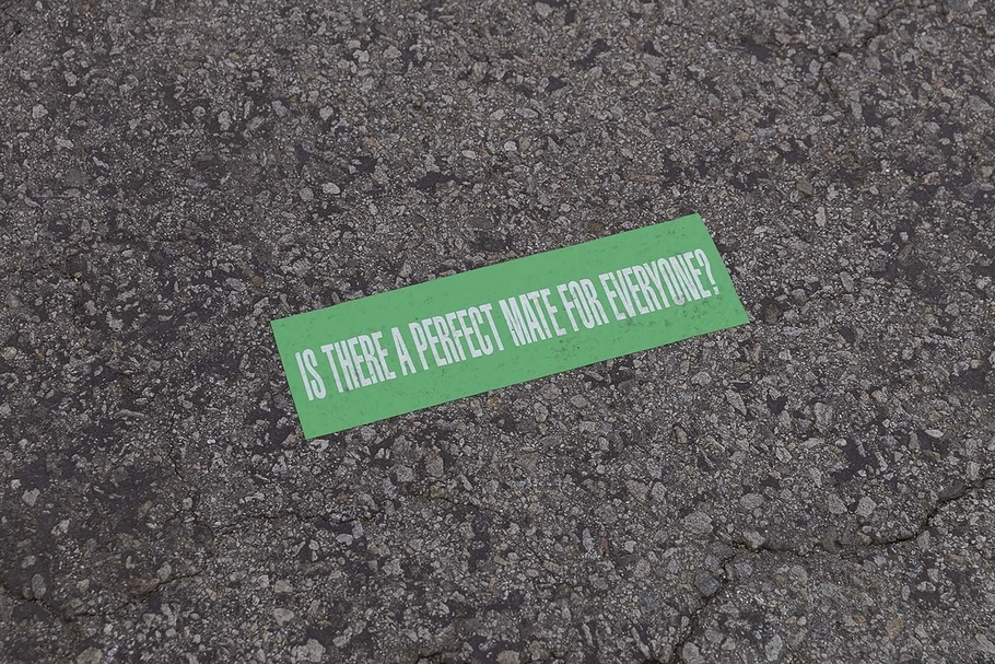 藝術家芭芭拉．克魯格（Barbara Kruger）在片場的地面貼上的作品《Is There A Perfect Mate for Everyone？》。（Frieze New York & Frieze Los Angeles提供）