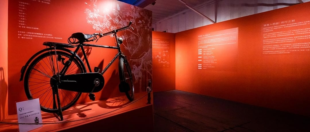「《單車失竊記》吳明益小說科遊展」展覽現場。（攝影／陳彥君，三餘書店提供）