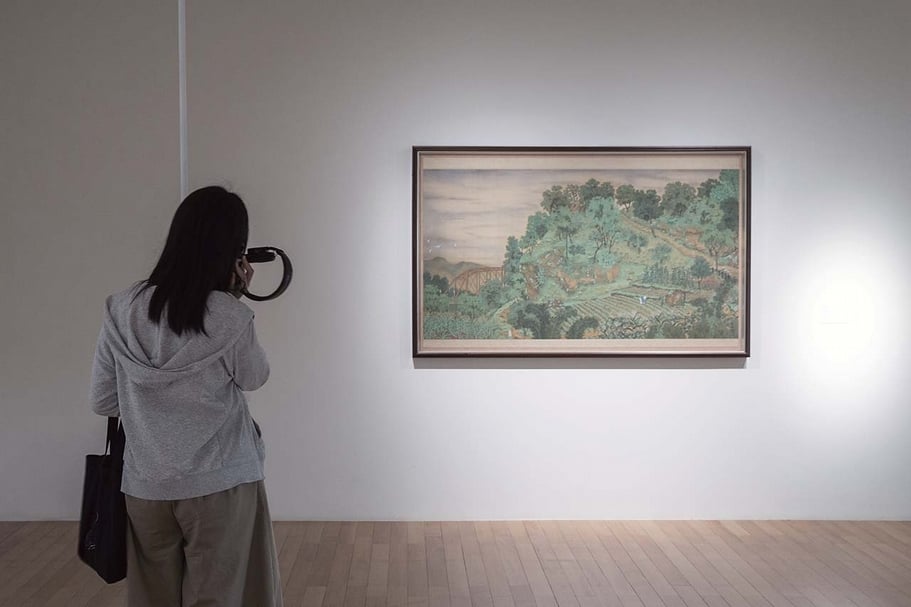 北美館於台北雙年展展出郭雪湖作品《圓山附近》。(北美館提供)