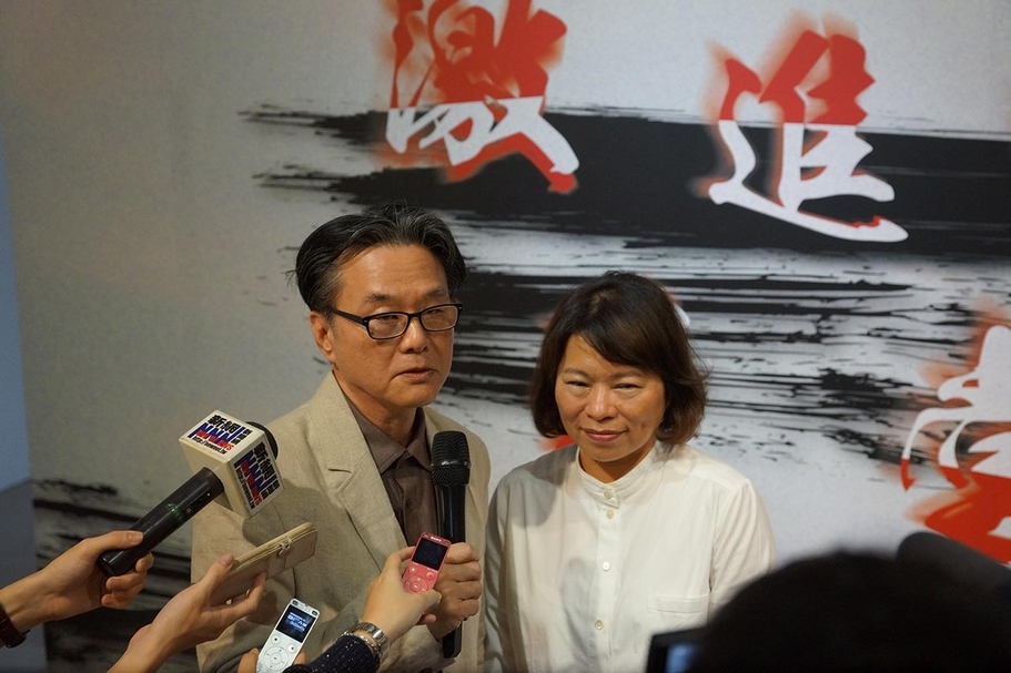 第六屆「嘉義國際藝術紀錄影展」藝術總監、主要企劃者黃明川（左）與嘉義市市長黃敏惠（右）於台北記者會。（嘉義國際藝術紀錄影展提供）