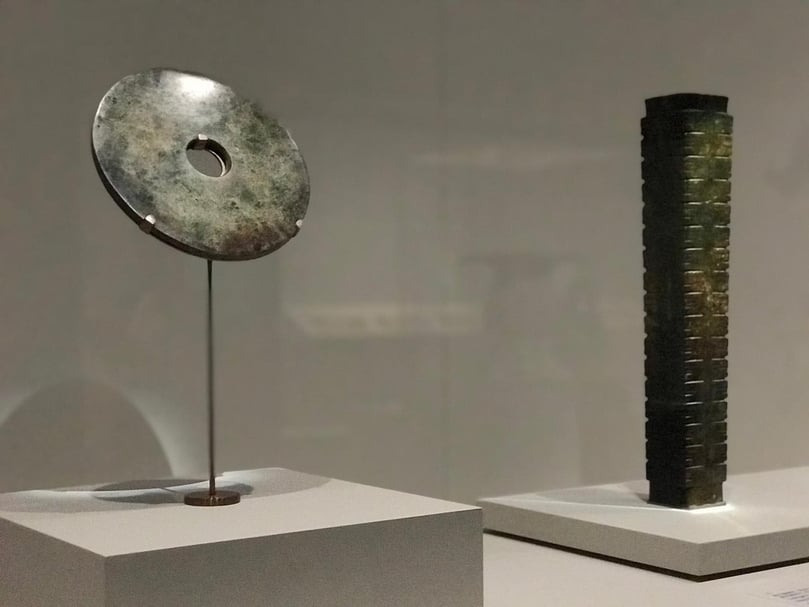 「天、地、人」特展,第一單元「天地」展出向徴「天」與「地」的新石器時代良渚文化的玉璧及玉琮(西元前3300年-前2000年)。(陸仲雁提供)