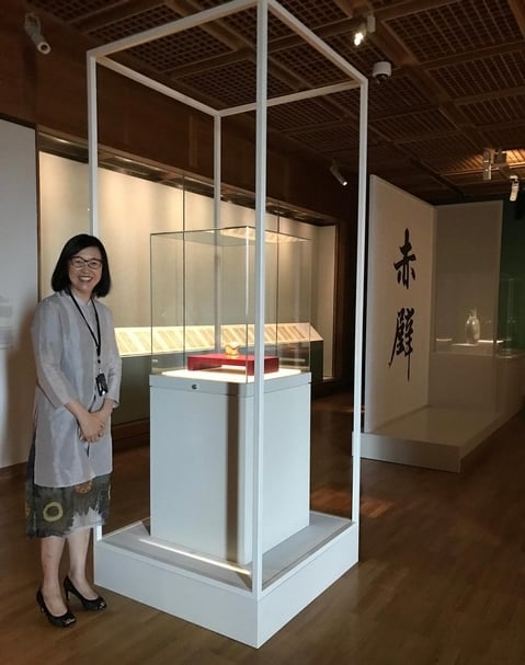 AGNSW中國藝術部主任曹音博士於「赤壁」主題區。(陸仲雁提供)
