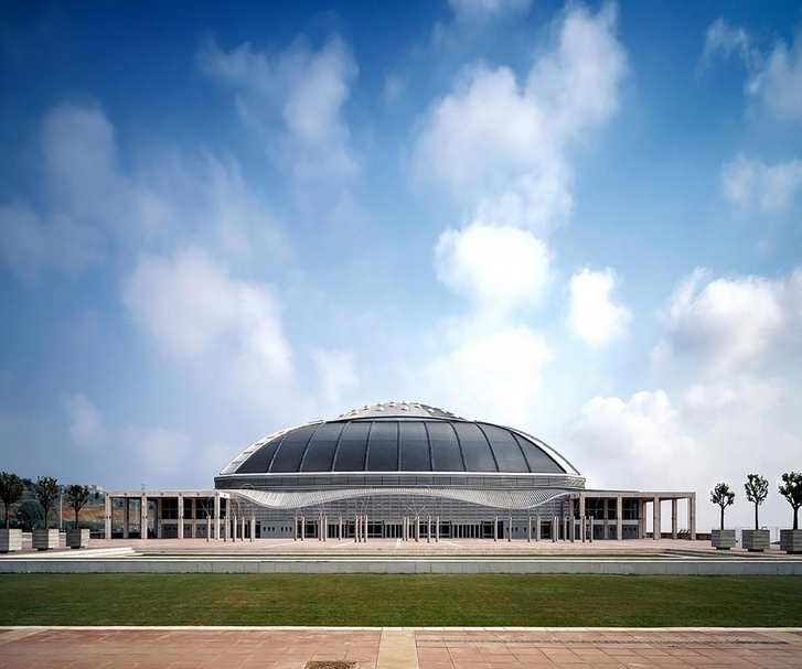 1992年為西班牙巴塞隆納夏季奧運所興建的聖喬治宮體育館（Palau Sant Jordi）。（© Hisao Suzuki）