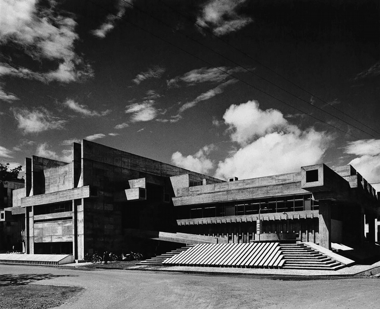 大分縣立圖書館是磯崎新（Arata Isozaki）早期的建築作品。（© Yasuhiro Ishimoto）