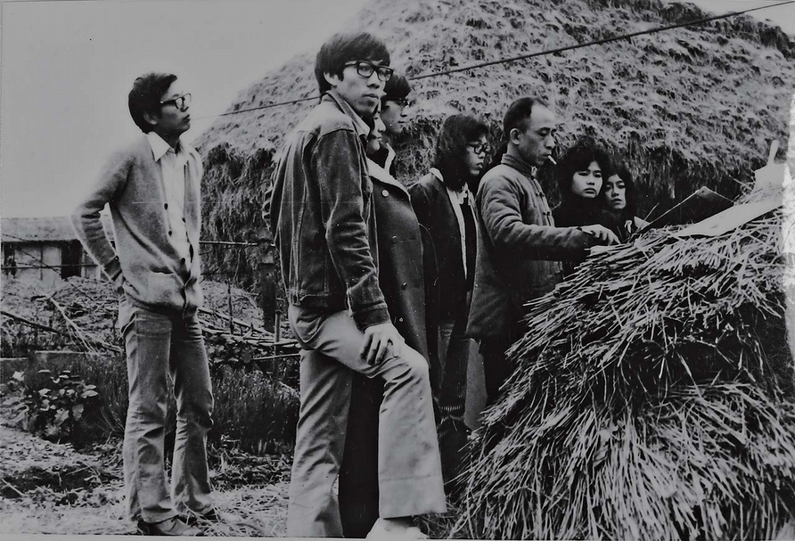 1964年，葉世強帶著學生到戶外寫生。（漢雅軒提供）