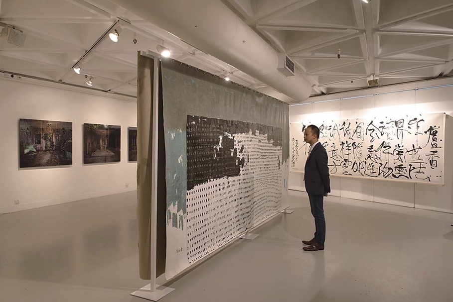 2015年香港藝術中心「入勝：葉世強書畫，葉偉立涉事」展覽一景。（攝影／Kitmin Lee）