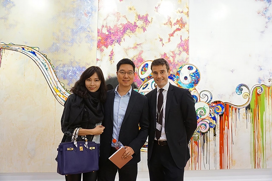 2016年香港巴塞爾藝博會，高古軒畫廊亞洲區董事總經理Nick-Simunovic（右），與藏家友人於村上隆今年新作《Title-TBC(727)》合影。（本刊資料室）