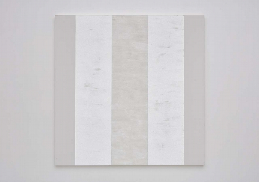 瑪麗．闊思《無題（白色內帶，白色邊）》，壓克力顏料混合玻璃微粒、帆布，182.9×182.9cm，1999。（©瑪麗．闊思，凱吉克畫廊、里森畫廊、佩斯畫廊提供）