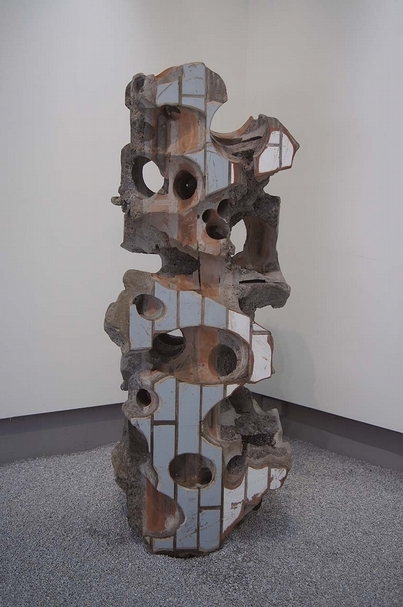 史金淞《千創園擺件 #15》， 建築殘骸，140x52 x42cm， 2011-2012。（安卓藝術中心提供）