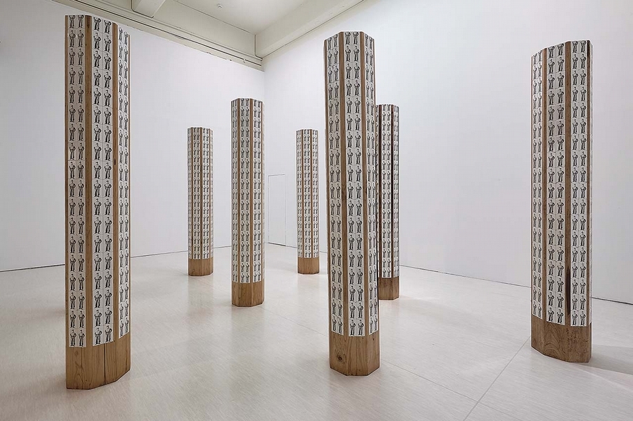 陳順築《金都遺址》（8件為一組），裝置、複合媒材，192×31∅cm，1996。（非畫廊提供）