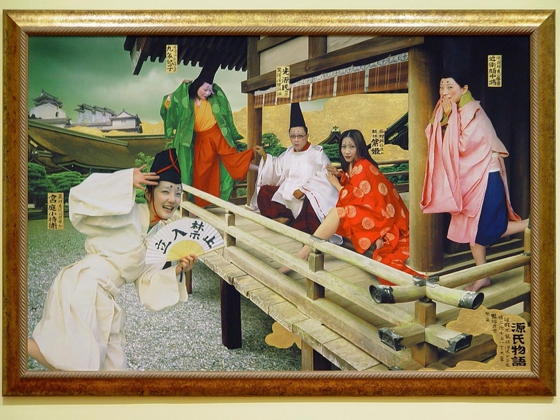 「後庭花」系列為陳擎耀以日韓電視劇為文本的創作，其中《後庭花：源氏物語》中亦出現以中正紀念堂為素材的佈景設計。（陳擎耀提供）