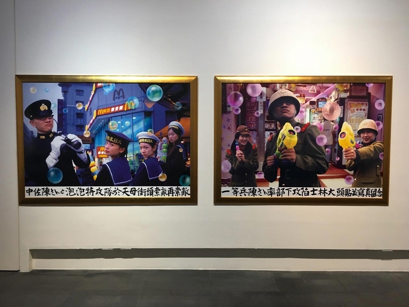 悍圖社成員陳擎耀現於關渡美術館「搏擊俱樂部——悍圖20年」展出的《張飛戰岳飛．泡泡滿天飛》，為其詮釋哈日現象的代表作。（攝影／陳飛豪）