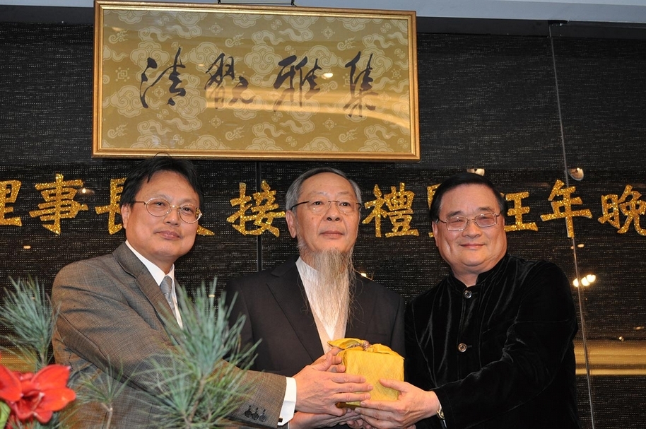 許作鈿（中）於第九、十屆理事長交接典禮上，擔任監交人。左為第九屆理事長洪三雄，右為第十屆理事長潘文華。（本刊資料室）