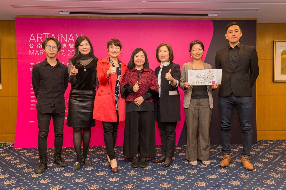 左起：台南新藝獎得主洪譽豪、社團法人中華民國畫廊協會秘書長游文玫、台南市政府文化局副局長周雅菁、社團法人中華民國畫廊協會理事長鍾經新、台南大億麗緻酒店總經理嚴心誼、台南新藝獎策展人陳明惠教授、台南新藝獎得主劉呈祥。（社團法人中華民國畫廊協會提供）