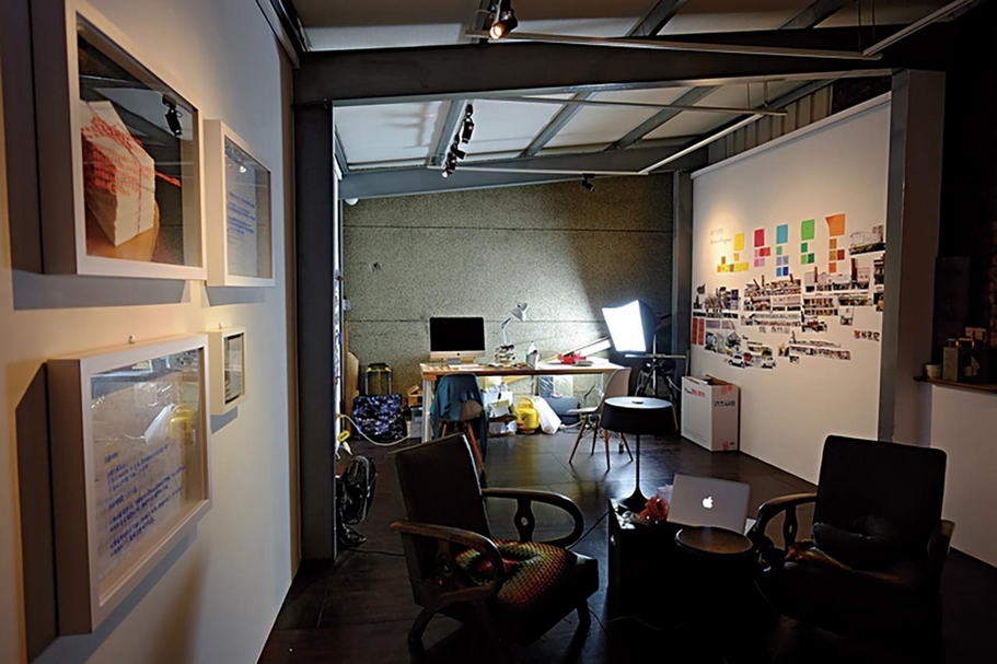 2013年朱盈樺駐市期間開放草埕文化藝術工作室。（草埕文化藝術工作室提供）