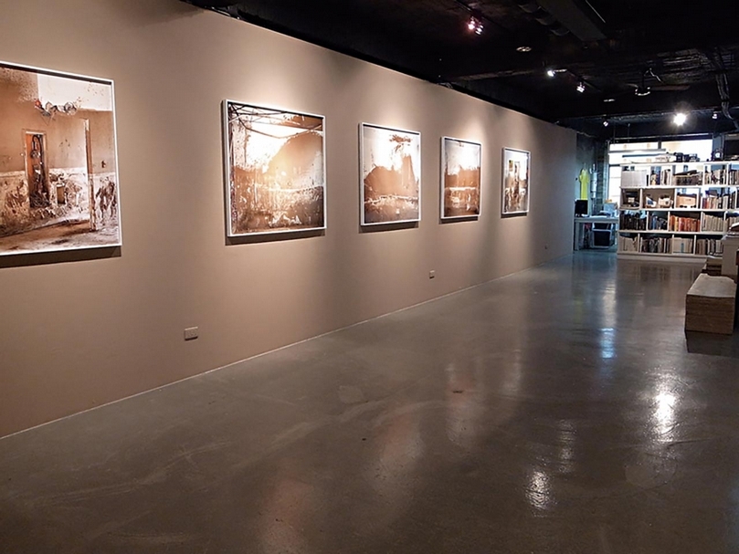 在海馬迴．光畫館舉辦的「莫拉克：陳伯義個展」。（海馬迴．光畫館提供）