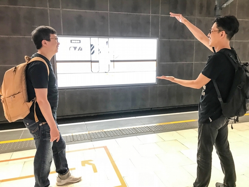 王嘉明與林昆穎於高鐵站討論《處處——台灣高鐵ARt》計畫的過程。（莎妹工作室提供）