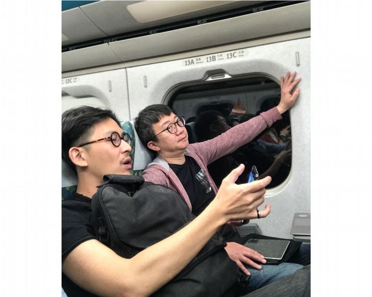 乘客可以透過下載《處處——台灣高鐵ARt》APP，並掃描椅背或車票即可抽出屬於自己的「人生指南」。（莎妹工作室提供）