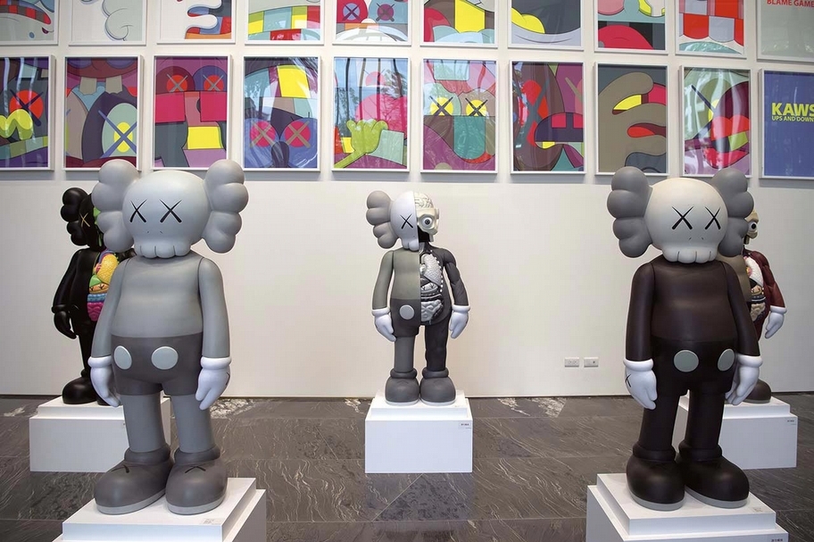 梵藝術中心，2018年「KAWS典藏展」展出藝術家的版畫與4FT公仔。（梵藝術中心提供）