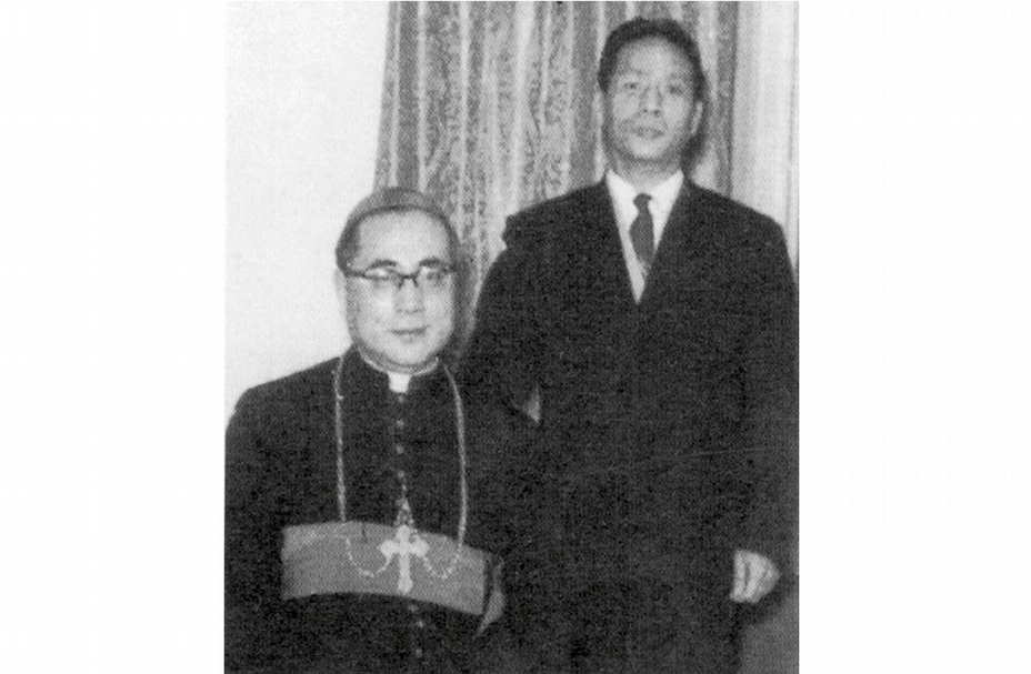 于斌主教與趙春翔合影。（本刊資料室）