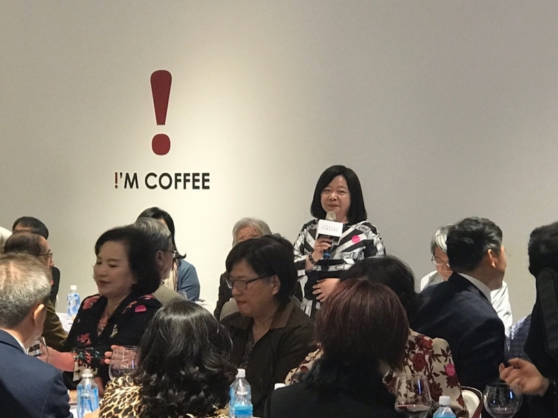 社團法人中華民國畫廊協會理事長鍾經新於「饗遊南美館」藏家之夜活動中致詞。(社團法人中華民國畫廊協會提供)
