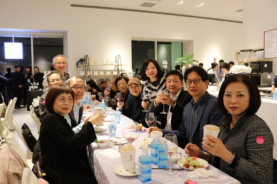 社團法人中華民國畫廊協會理事長鍾經新與現場貴賓合影。(社團法人中華民國畫廊協會提供)